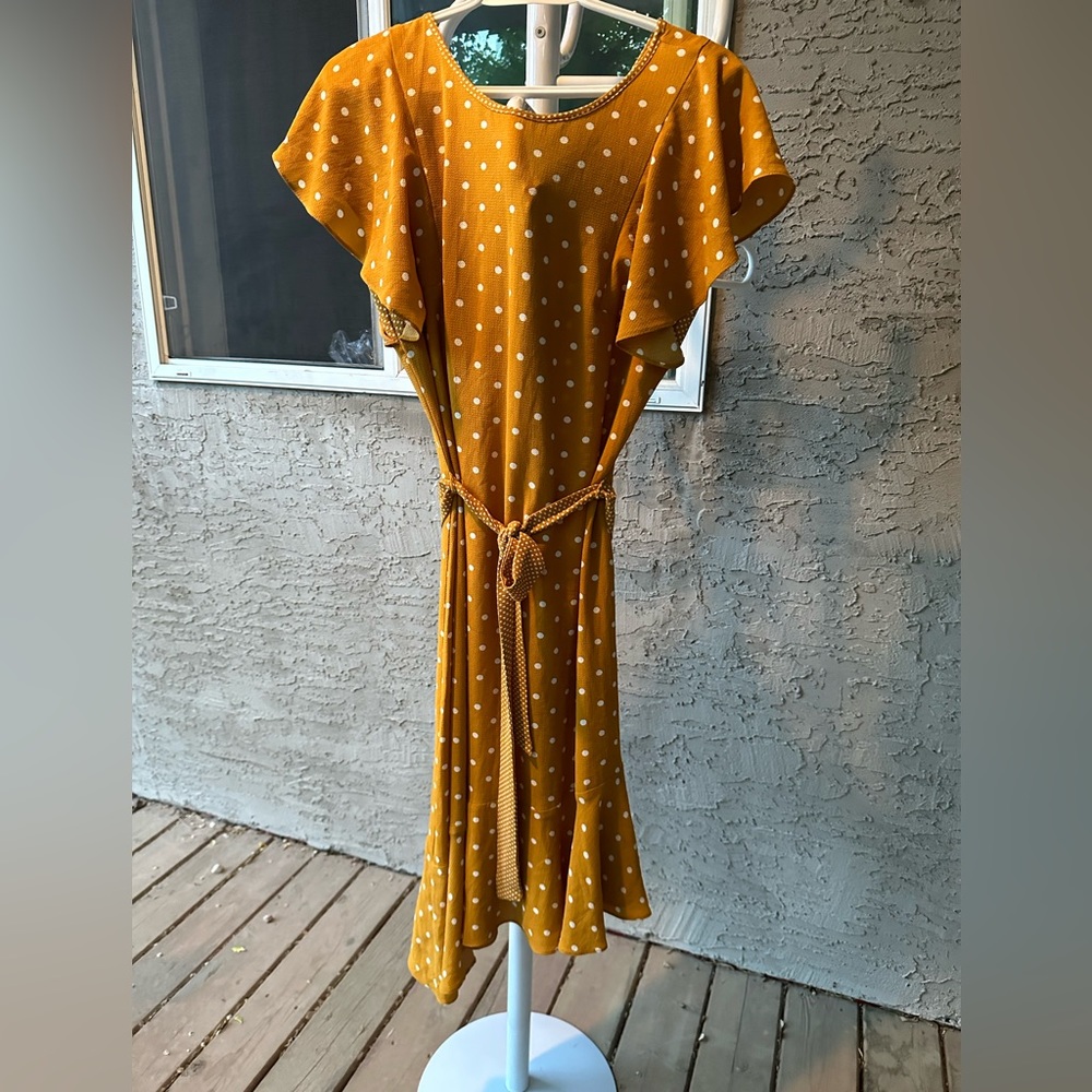 Beautiful yellow and white dress from DeVia Collection, size is medium